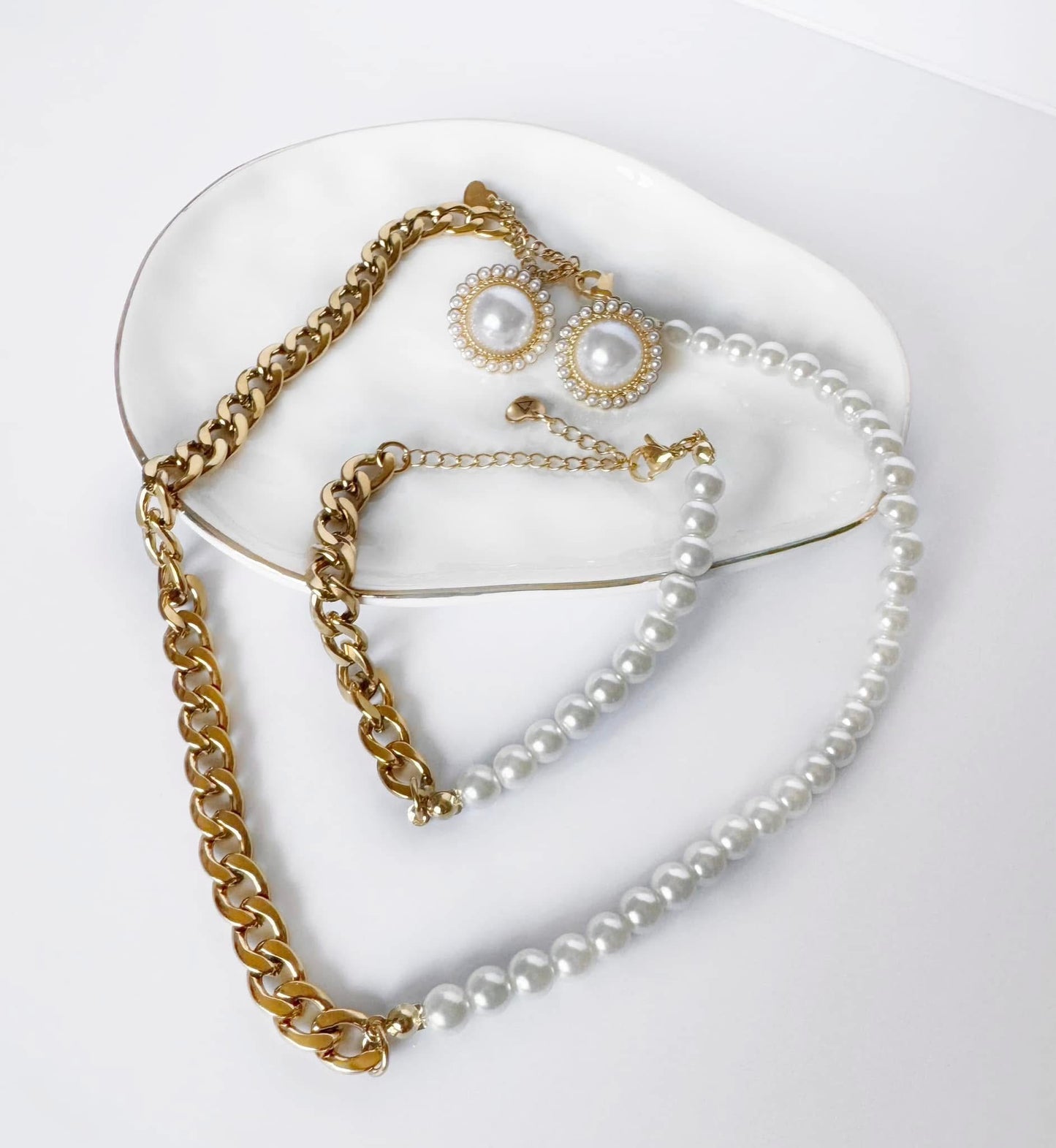 Oh so pretty Pearl/chain necklace