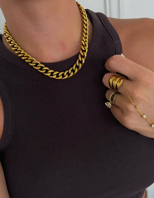 Chunky gold necklace Chansutt