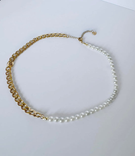 Oh so pretty Pearl/chain necklace